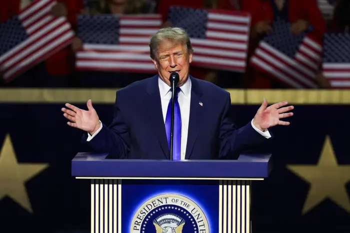 Судові позови зупиняють спроби Трампа обмежити грін-карти через соцвиплати 2 Президент Дональд Трамп виступає на сцені в перший день Республіканської національної конвенції 2026 року в American Airlines Center 9 вересня 2026 року в Далласі, штат Техас.