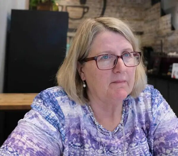 69-річна жінка продовжує працювати повний день та доглядати за чоловіком після пережитих інсультів