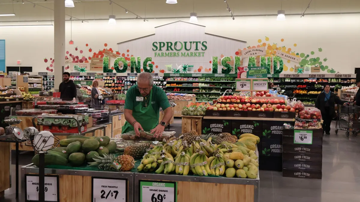 Що успадкує новий CEO Sprouts 2 Інтер'єр магазину Sprouts Farmers Market на Лонг-Айленді, Нью-Йорк.