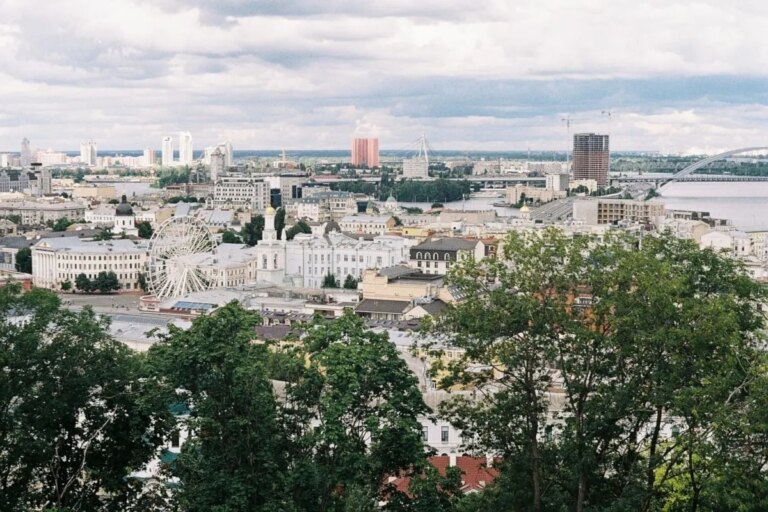У Києві послаблюють комендантську годину та змінюють правила роботи метро 21 У Києві послаблюють комендантську годину та змінюють правила роботи метро 6