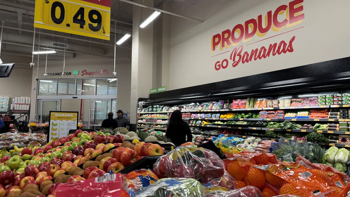 Серпневі продажі продуктів продемонстрували стрімке падіння 2 Свіжі продукти у продуктовому магазині.
