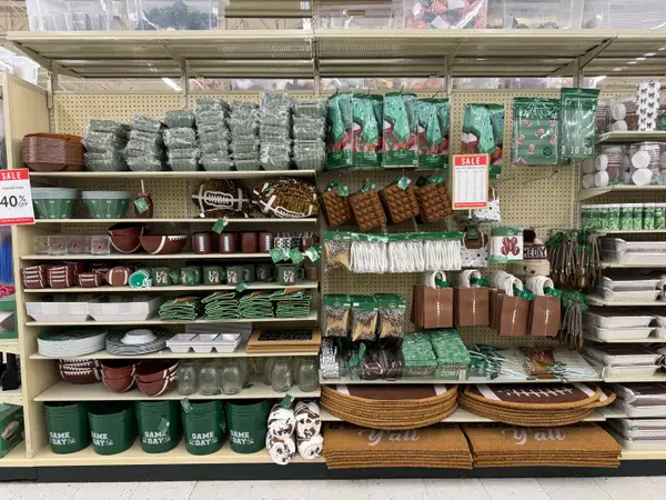 Порівняли осінній декор: Hobby Lobby проти Michaels 22 Килимки для дверей, миски, сумки та інший декор на футбольну тематику в Hobby Lobby