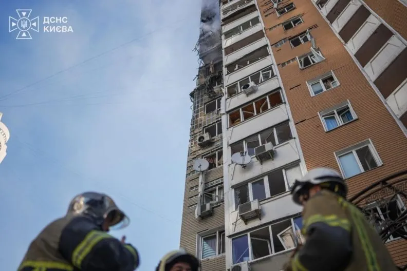 Наслідки обстрілу Дарницького району Києва
