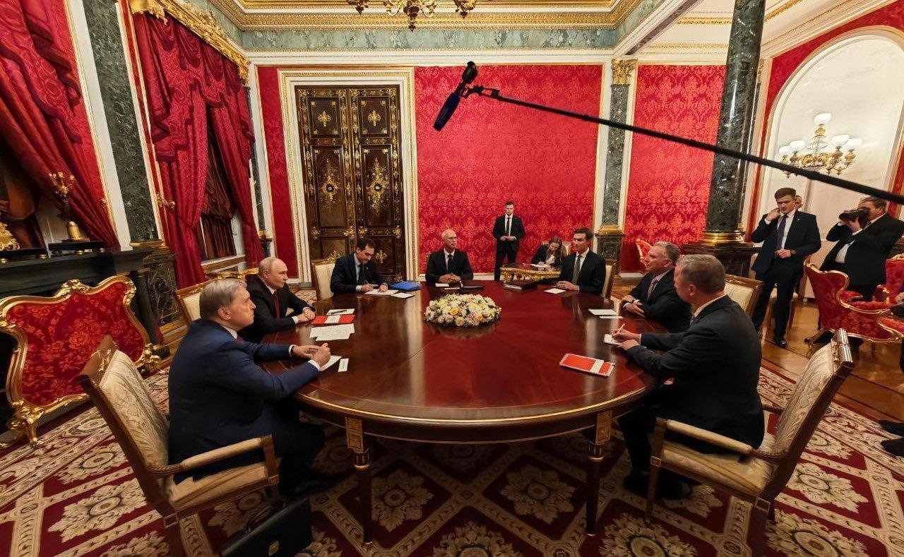 Одна сторона приймає посередників за фортечними стінами