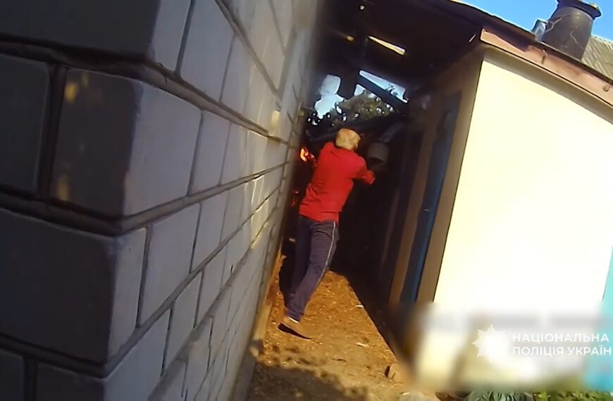 ПОРТАЛ новин 110 Поліцейські врятували трьох жінок із палаючого будинку в…