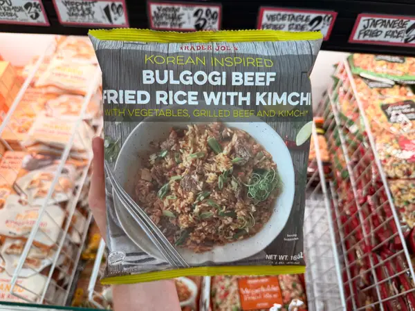 Смажена рисова страва з яловичиною булгогі та кімчі від Trader Joe's