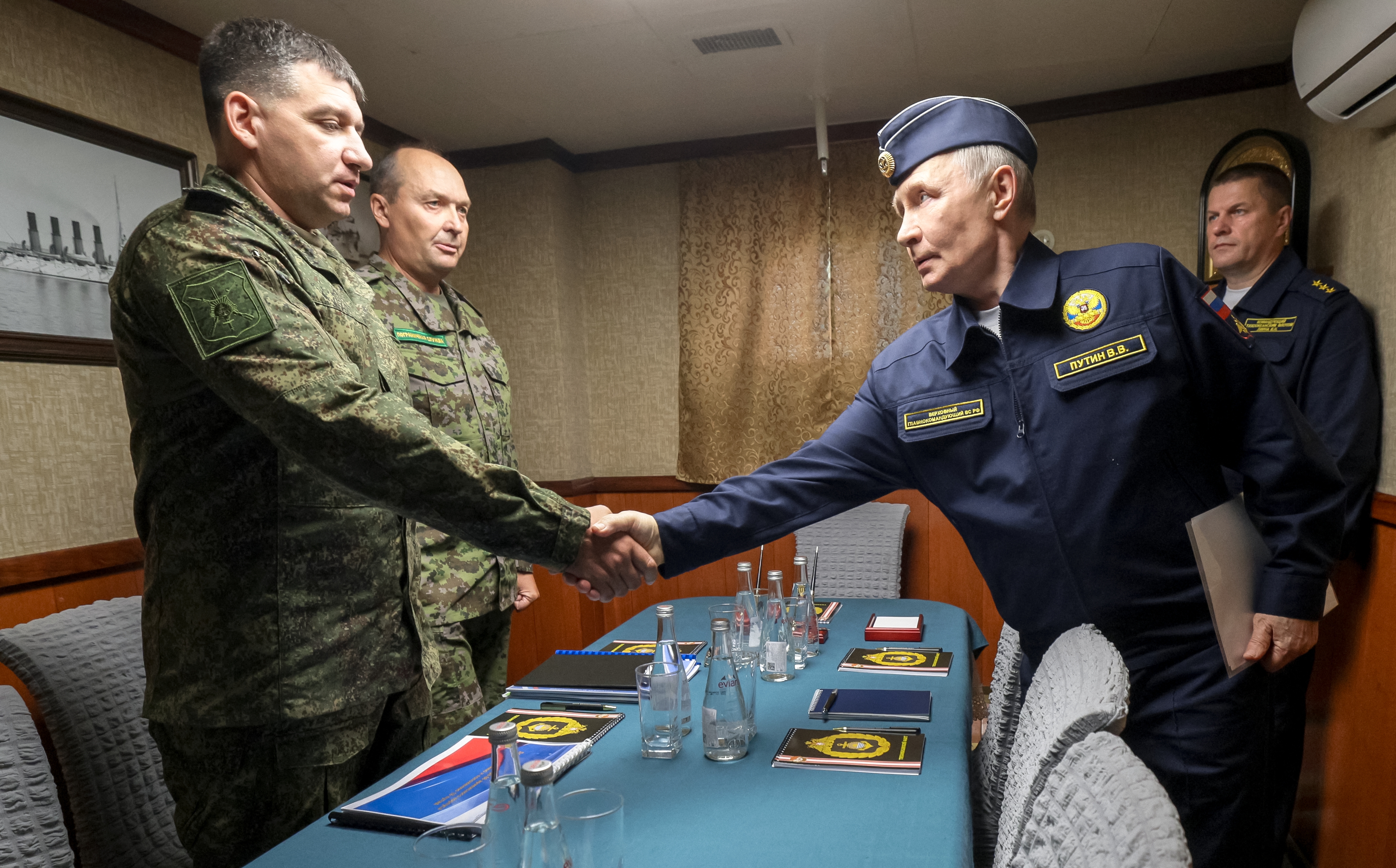Перед візитом на Курили, Путін в підкреслено мілітарному стилі відвідав крейсер «Варяг»
