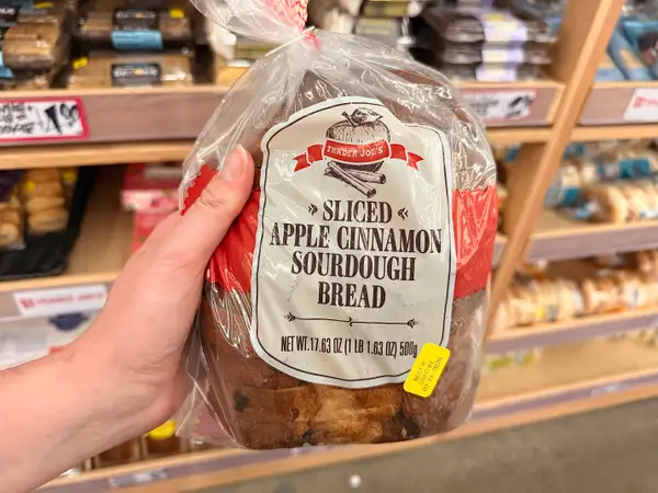 Хліб з яблуками та корицею від Trader Joe's