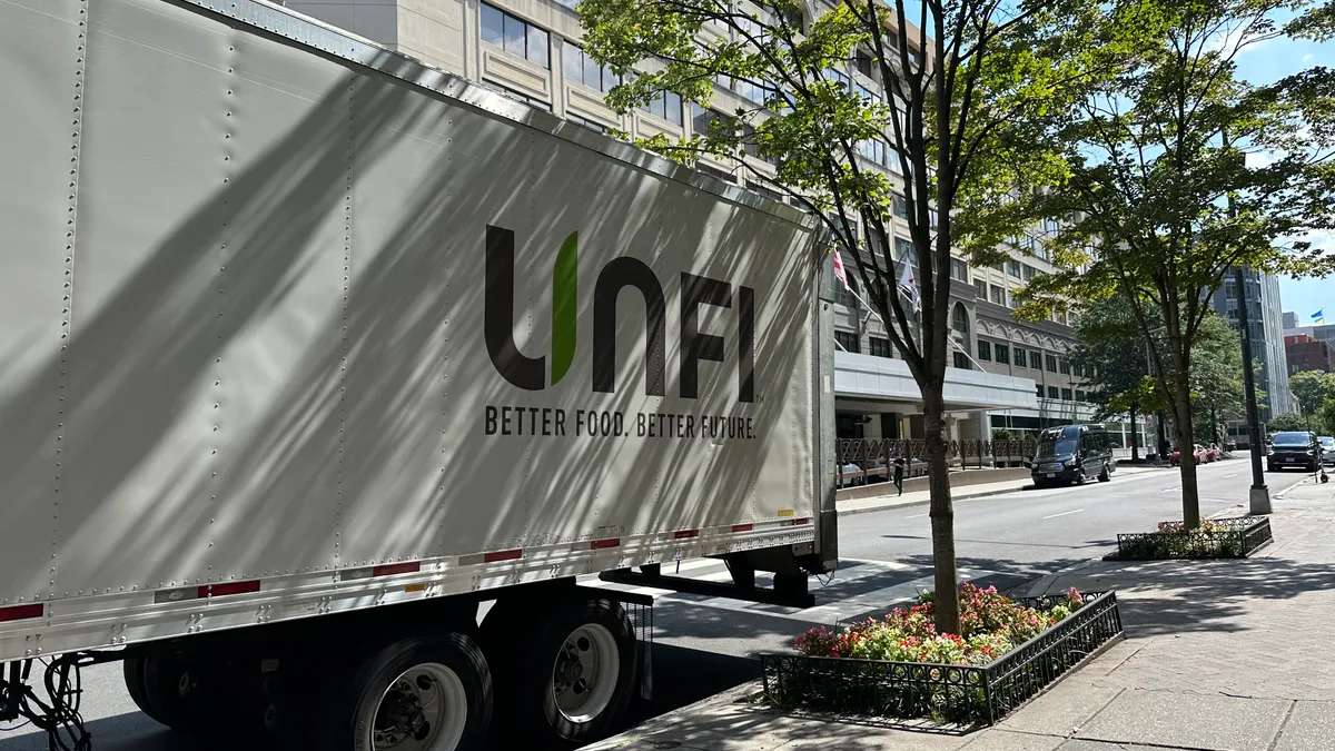 UNFI отримує прибуток попри тиск 2 Вантажівка UNFI припаркована на узбіччі вулиці
