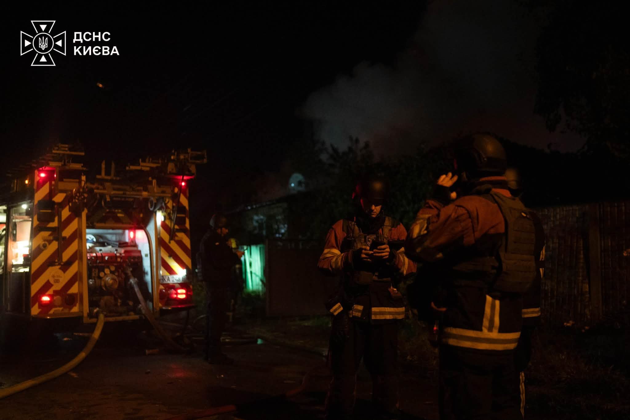 Рятувальники на місці одного з російських ударів по Києву в ніч на 30 вересня 2026 року