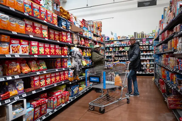 Walmart копіює конкурентів: доставка їжі – нова тактика для виходу на ринок 13 Покупці відвідують магазин Walmart 13 травня 2026 року в Чикаго, Іллінойс.