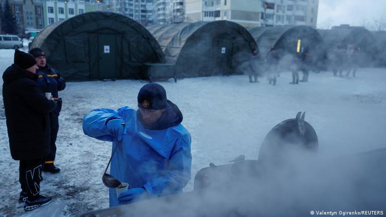 Київ готує запаси води та продуктів на випадок НС 2 Польова кухня в Києві під час масових відключень світла, спричинених російськими ударами у 2025 році
