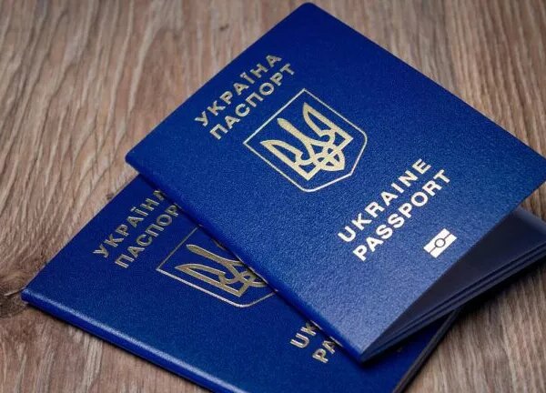 Чи зобов’яжуть українців обміняти паспорт-книжечку на ID-картку