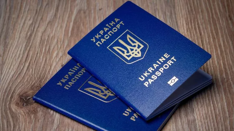 Чи зобов'яжуть українців обміняти паспорт-книжечку на ID-картку 2 Паспорт громадянина України