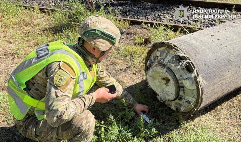 Частину гіперзвукової ракети знайшли в Києві після обстрілу 17 Частину гіперзвукової ракети знайшли в Києві після обстрілу 9