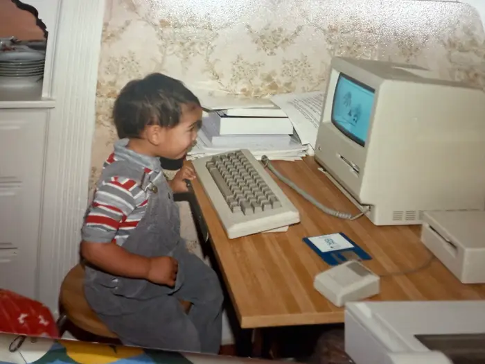 Кар'єри моїх п'ятьох дітей: ретроспектива батька 2 Old photo of kid on a computer