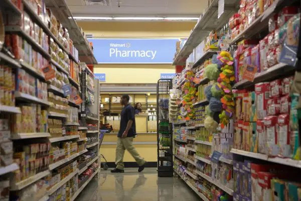 Walmart копіює конкурентів: доставка їжі – нова тактика для виходу на ринок 10 Працівник проходить повз аптеку в новому магазині Walmart Express у Чикаго, 26 липня 2011 року.