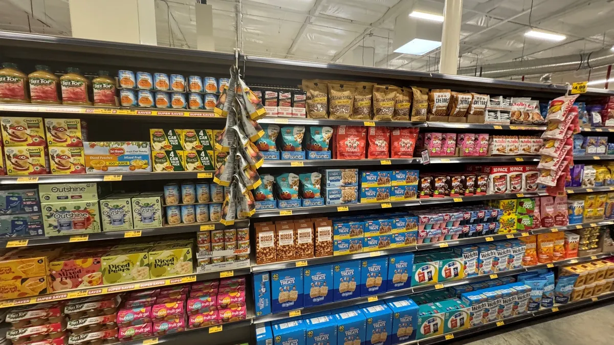 Grocery Outlet впроваджує ШІ для модернізації логістики 2 Центральний прохід у продуктовому магазині.