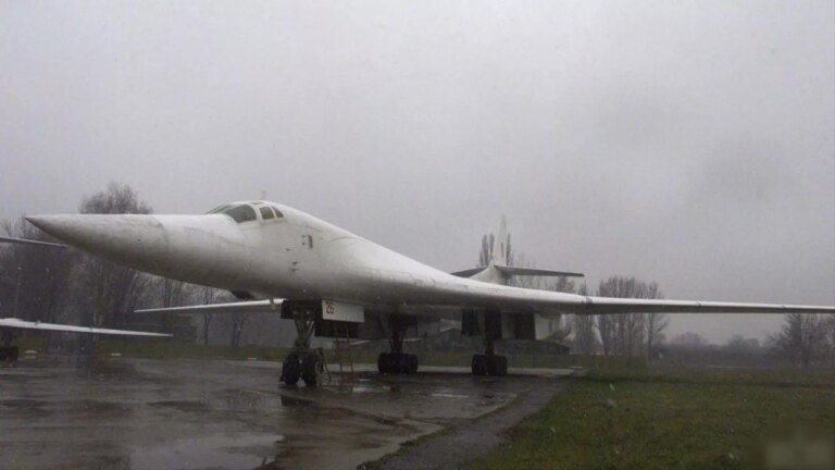 Ту-160: ракети, дальність, ціна та характеристики стратегічного бомбардувальника 9