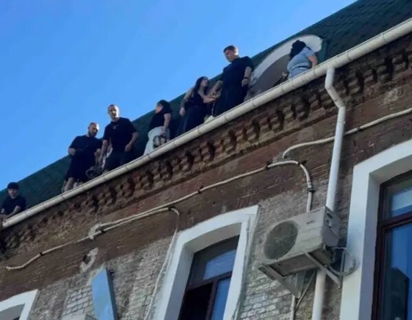 Названо кол-центр, що діяв під прикриттям: працівники стрибали з даху від силовиків