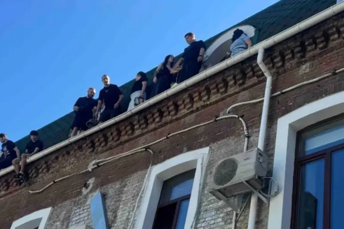 Названо кол-центр, що діяв під прикриттям: працівники стрибали з даху від силовиків 2