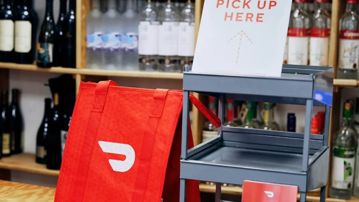 DoorDash впроваджує помічника для діалогових покупок 2 Кошик для доставки перед пляшками алкоголю в магазині.