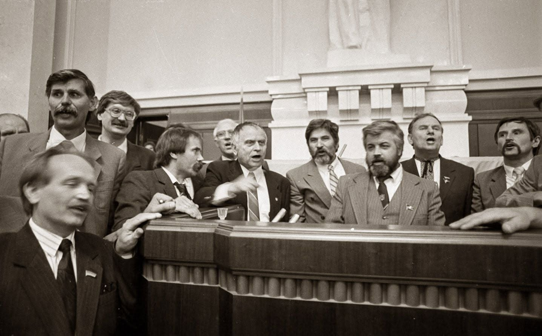 «Батьки Незалежності» України співають гімн, 24 серпня 1991 року