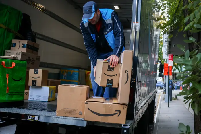 Amazon нарощує власну логістику: майже 90% посилок доставлятимуть самотужки 2 An Amazon delivery van
