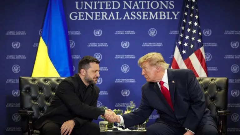 Зеленський і Трамп обговорили співпрацю: перші деталі зустрічі 2 Володимир Зеленський та Дональд Трамп на зустрічі в Нью-Йорку