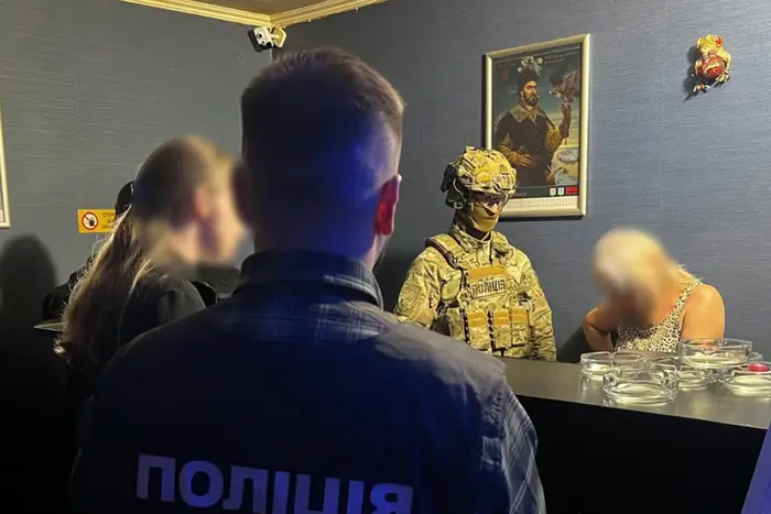 Пенсіонерка перетворила підвал на казино: вилучено півмільйона гривень 7 63-річна пенсіонерка організувала підпільне казино у підвалі багатоповерхівки: вилучено більше 400 тис. грн