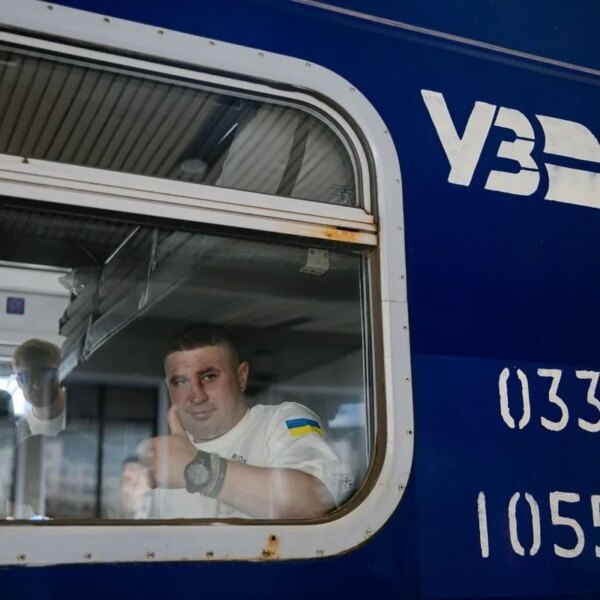 Укрзалізниця запрошує студентів та випускників: які виплати чекають на новачків