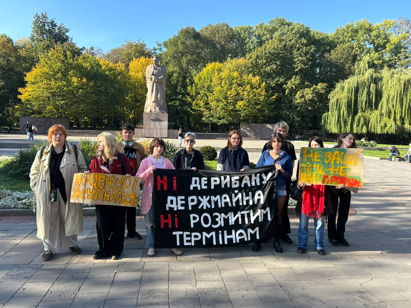 Львівських студентів не пустили на зустріч зі Стефанчуком в університеті Франка 4 У Львівському національному університеті імені Івана Франка група студентів заявила, що не змогла потрапити на зустріч із головою Верховної Ради Русланом Стефанчуком. Фото: Ірина Юзик