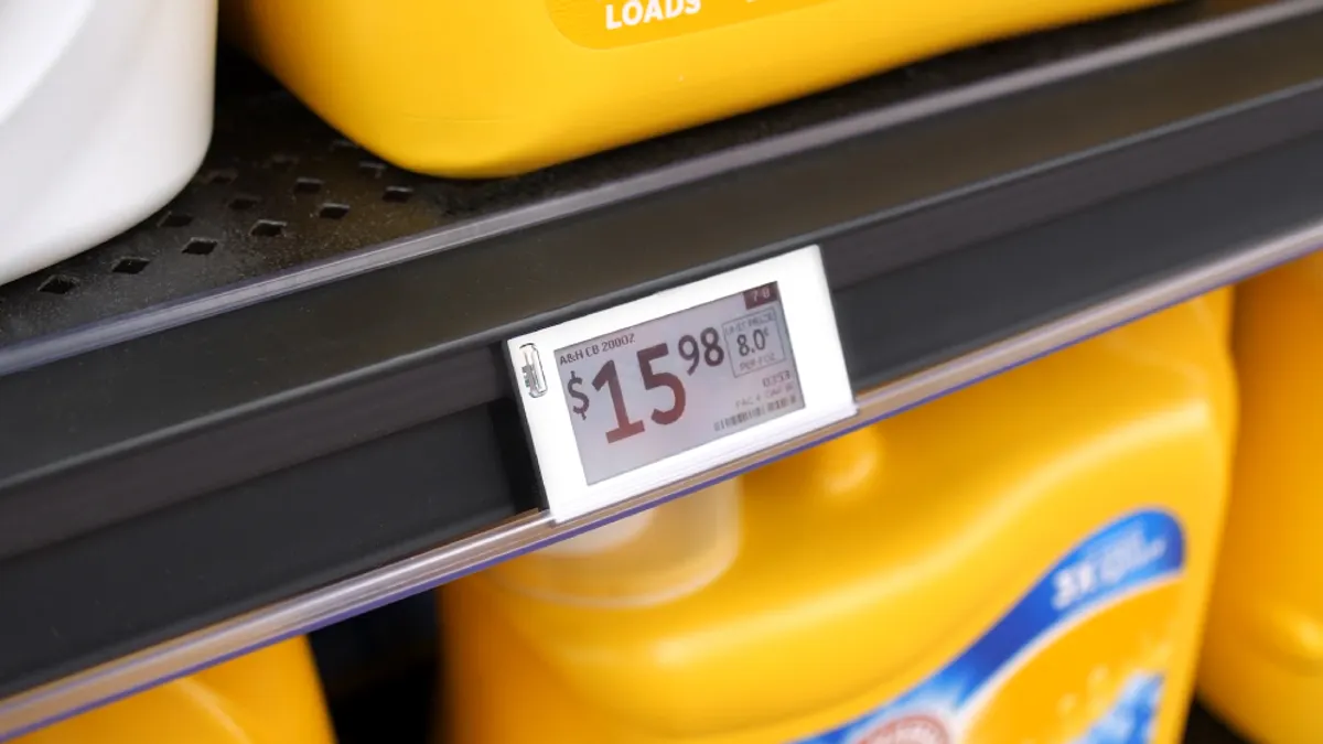 CEO Walmart пояснив динамічну зміну цін 2 Електронний цінник у магазині Walmart.