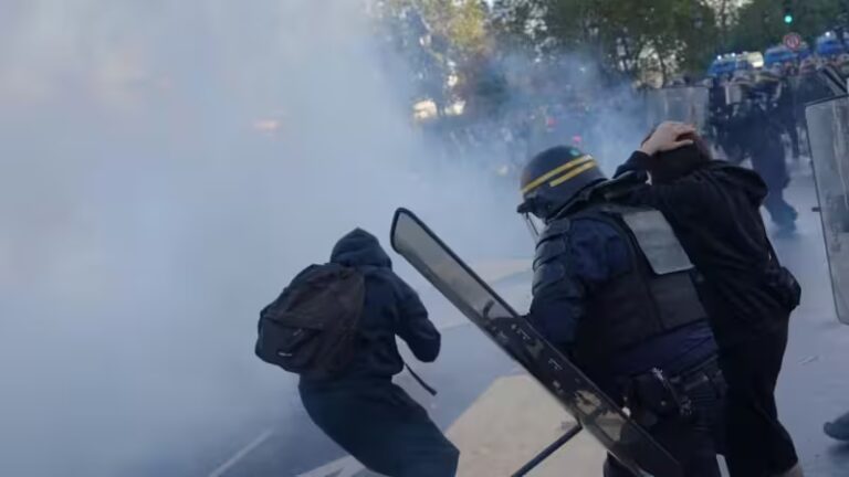 Франція розслідує 24 випадки дій поліції на учнівських протестах 13 Франція розслідує 24 випадки дій поліції на учнівських протестах 9