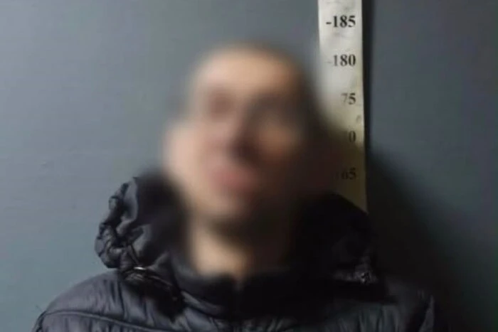 Киянин, який погрожував підірвати гранату в будинку, отримав вирок 1 Псевдомінер у Києві: два роки за ґратами