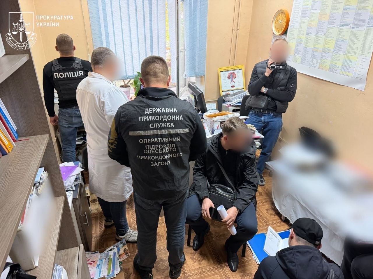 В Одесі викрили схему виїзду за кордон за $8500 через фіктивну інвалідність 6 Кадри спецоперації