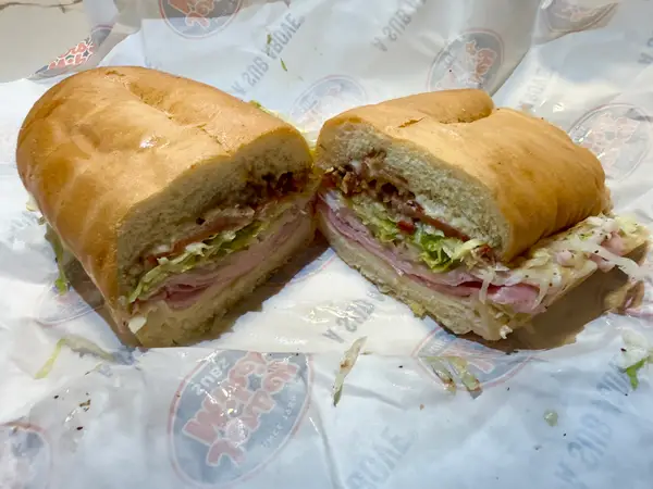 Jersey Mike's проти Subway: хто приготував кращий сендвіч 23 клубний сендвіч Jersey Mike's розрізаний навпіл