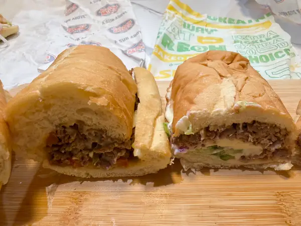 Jersey Mike's проти Subway: хто приготував кращий сендвіч 31 половина філі-чізстейка Jersey Mike's поруч з половиною чізстейка Subway