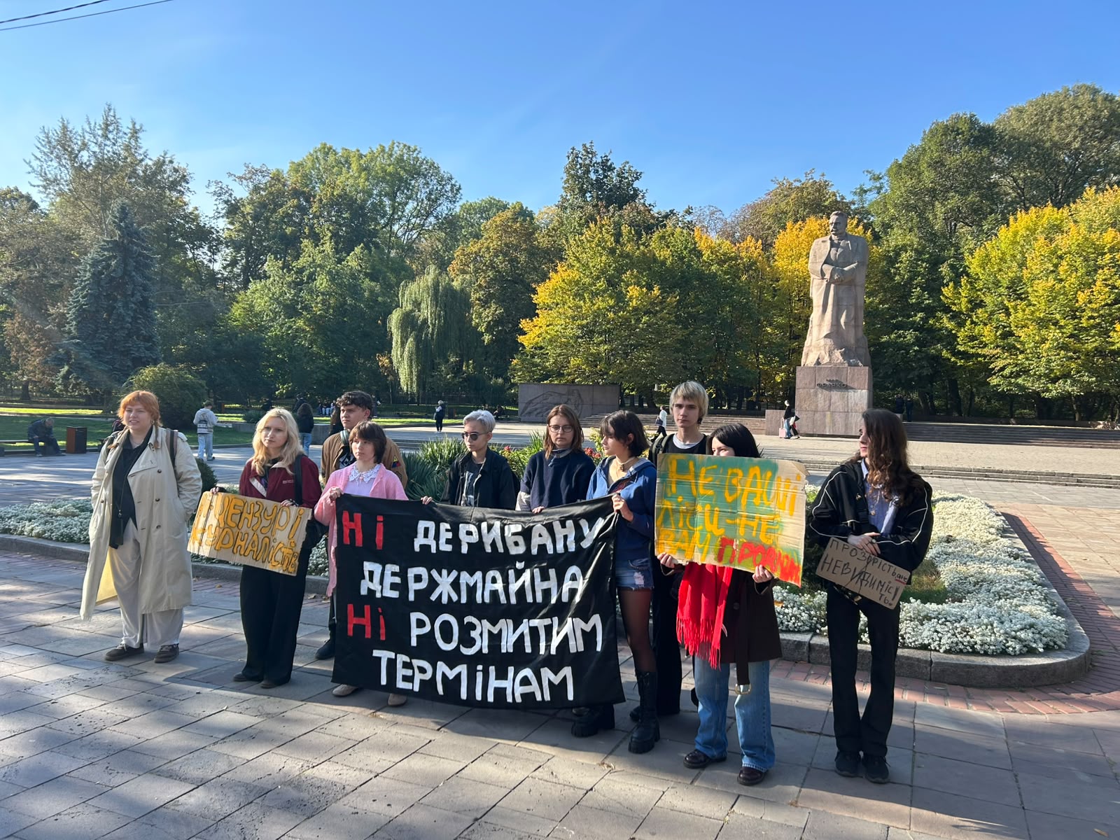 Львівських студентів не пустили на зустріч зі Стефанчуком в університеті Франка 6 У Львівському національному університеті імені Івана Франка група студентів заявила, що не змогла потрапити на зустріч із головою Верховної Ради Русланом Стефанчуком. Фото: Ірина Юзик