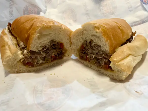 Jersey Mike's проти Subway: хто приготував кращий сендвіч 25 філі-чізстейк Jersey Mike's розрізаний навпіл