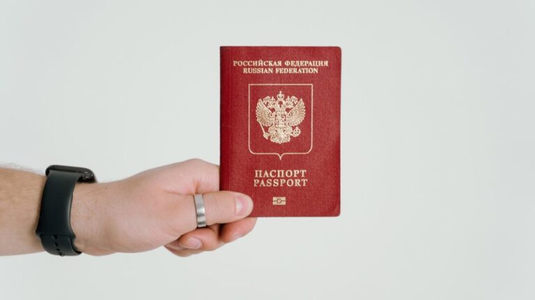 Росія роздала громадянство 19 пропагандистам, що розповсюджують кремлівські наративи 18