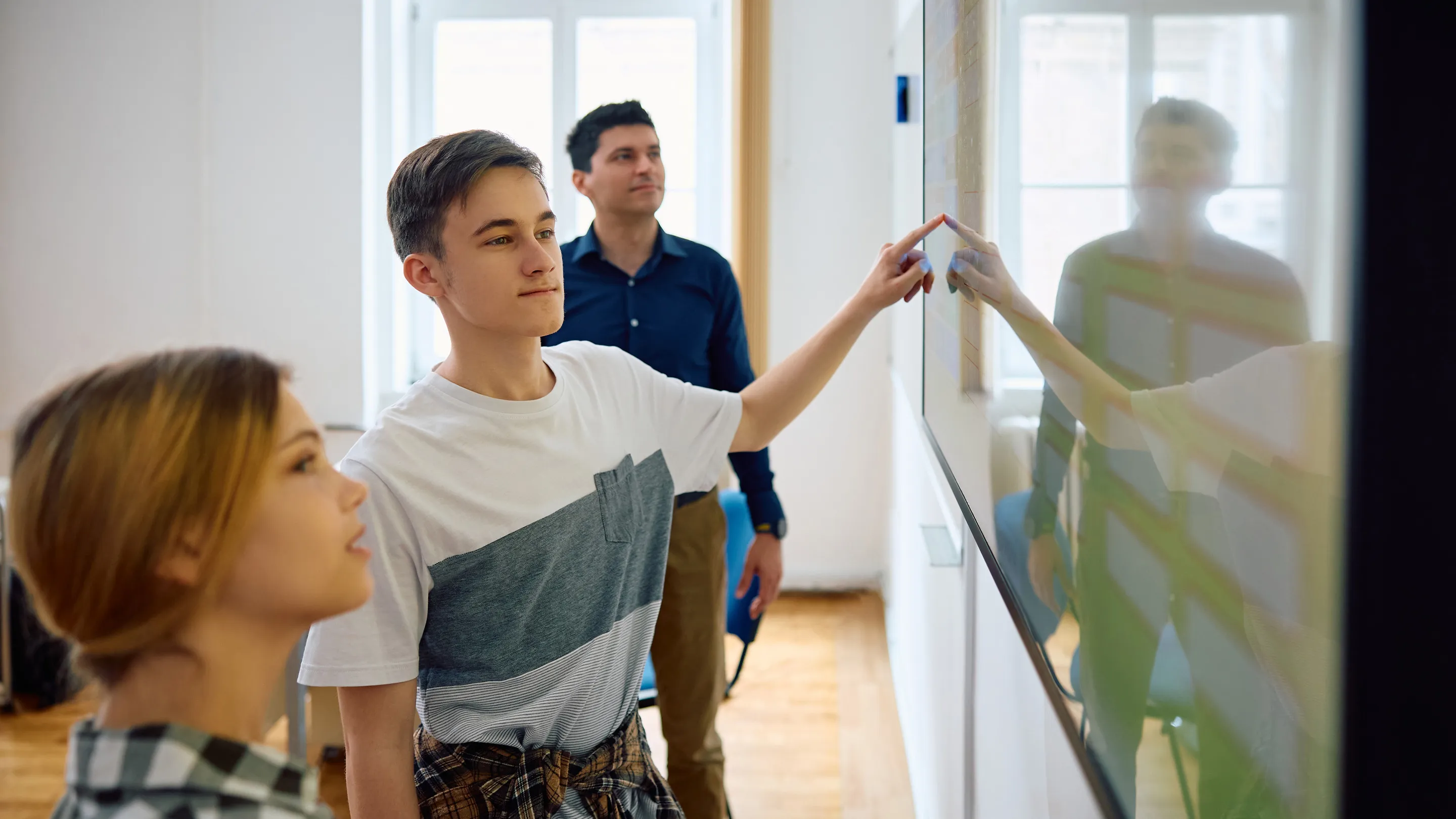 Учні працюють біля інтерактивної дошки