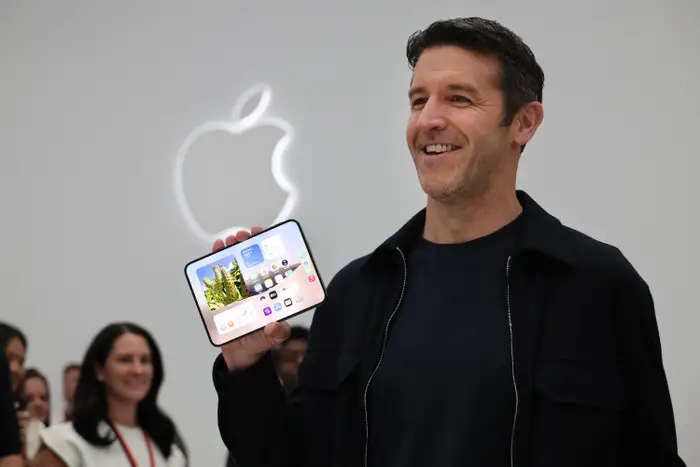 Apple проливає світло на посилення конфіденційності, що сколихнуло рекламну індустрію 2 John Ternus, Apple's CEO, in a suit and tie.