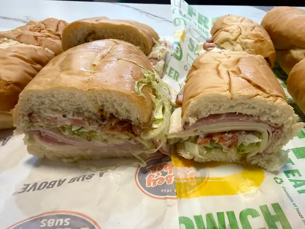 Jersey Mike's проти Subway: хто приготував кращий сендвіч 30 половина клубного сендвіча Jersey Mike's поруч з половиною клубного сендвіча Subway