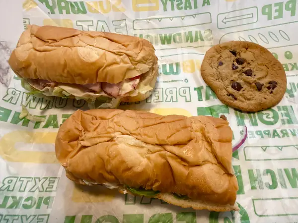 Jersey Mike's проти Subway: хто приготував кращий сендвіч 22 два сендвічі та печиво з Subway
