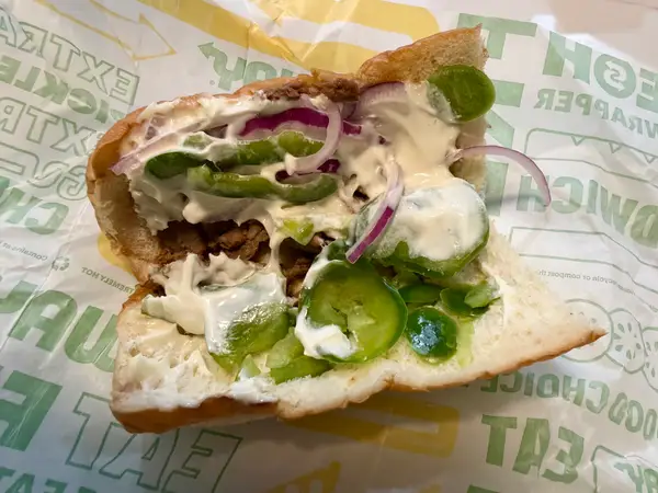 Jersey Mike's проти Subway: хто приготував кращий сендвіч 27 філі-чізстейк з майонезом, перцем, червоною цибулею з Subway