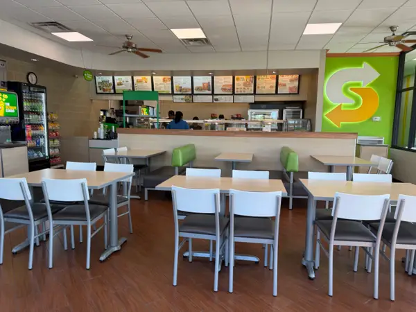 Jersey Mike's проти Subway: хто приготував кращий сендвіч 18 інтер'єр закладу Subway